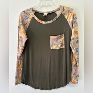 7th Ray Floral Sleeve Olive Green Women's Top NWOT 3/4 Sleeve